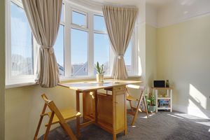 Lounge/Diner- click for photo gallery